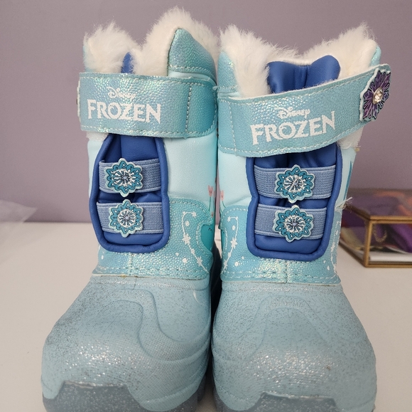 Frozen faux fur snowboots. Size 7. - Picture 4 of 6